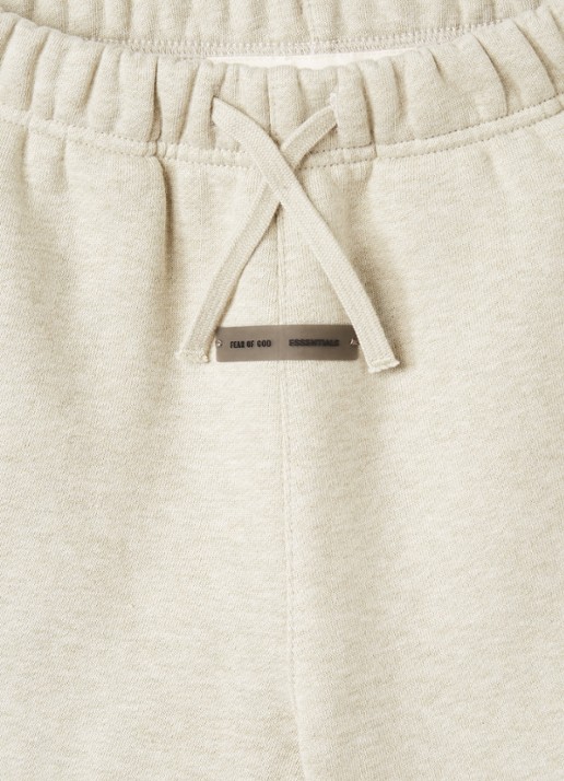 Fear of God Essentials Wide fit korte joggingbroek met logoprint - detail 3 lindegroen