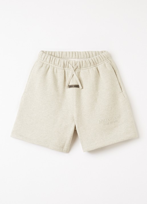 Fear of God Essentials Wide fit korte joggingbroek met logoprint - voorkant lindegroen