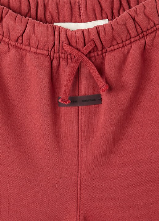 Fear of God Essentials Wide fit korte joggingbroek met logoprint - detail 4 steenrood