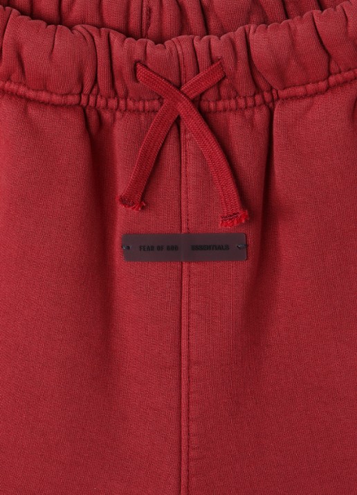 Fear of God Essentials Wide fit korte joggingbroek met logoprint - detail 5 steenrood