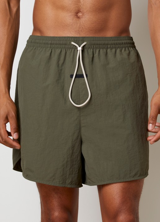 Fear of God Essentials Zwemshort met steekzakken - detail 4 bronsgroen