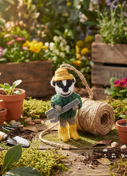 Felt So Good Boris the Gardening Badger kersthanger 12,5 cm - achterkant groen