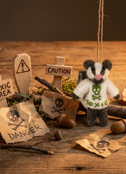 Felt So Good Toxic Skunk kersthanger 10 cm - detail wit