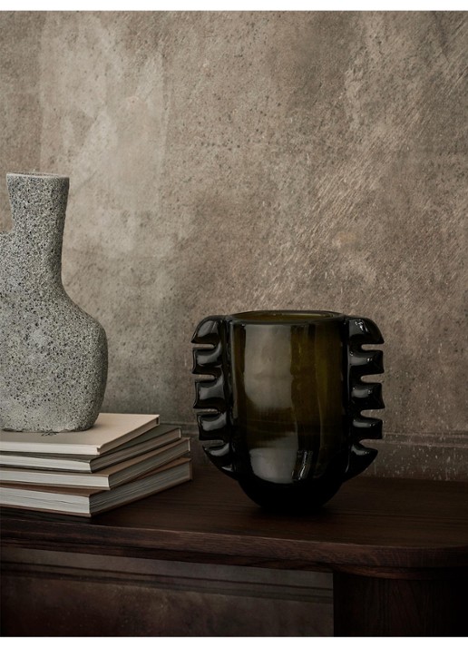 ferm LIVING Alas vaas 25 cm - voorkant 3 legergroen