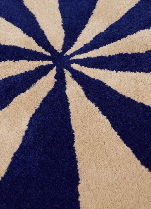 ferm LIVING Arch Tufted vloerkleed 130 cm - detail donkerblauw