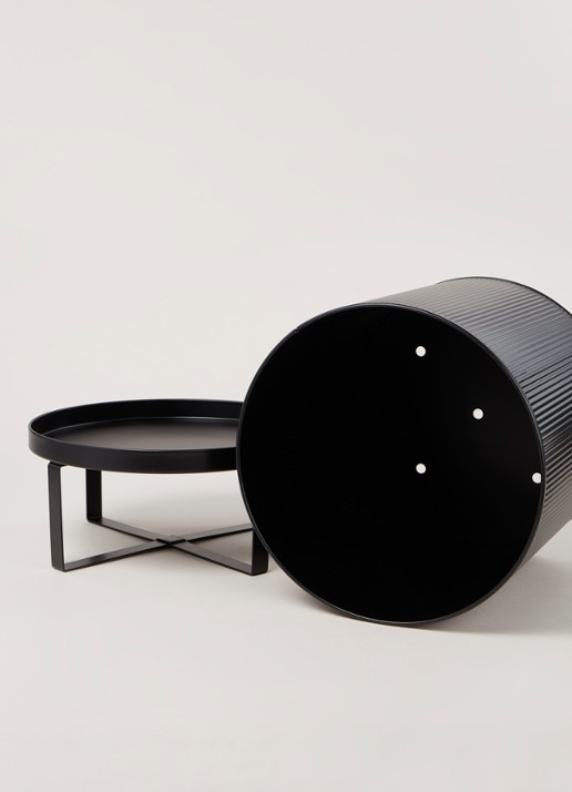 ferm LIVING Bau Pot Large bloempot van metaal met standaard voor binnen Ø27 cm  - detail 3 zwart