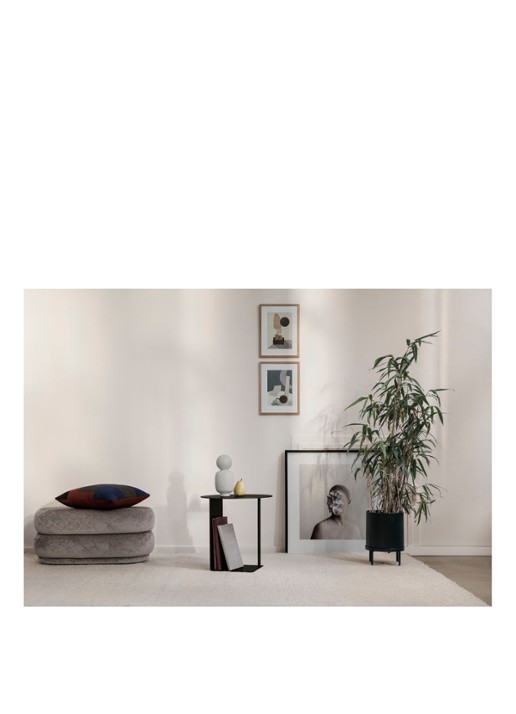 ferm LIVING Bau Pot Large bloempot van metaal met standaard voor binnen Ø27 cm  - voorkant 2 zwart
