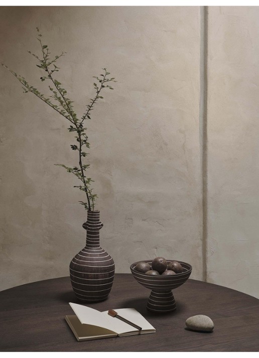 ferm LIVING Brura vaas 32 cm - detail bruin