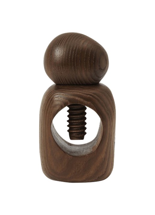 ferm LIVING Cairn notenkraker - voorkant donkerbruin