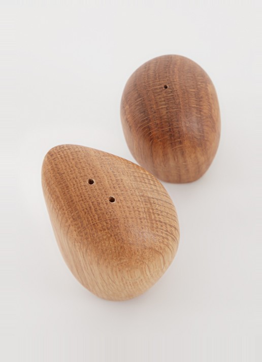 ferm LIVING Cairn peper- en zoutstel 2-delig - voorkant 2 lichtbruin