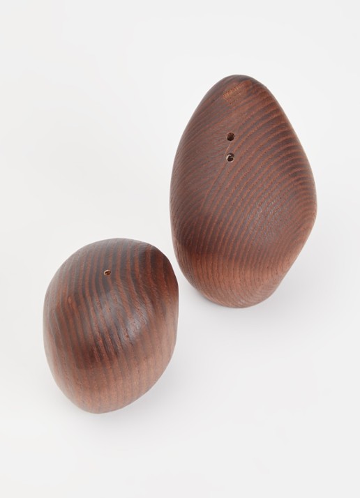 ferm LIVING Cairn peper- en zoutstel 7,5 cm 2-delig - voorkant 2 donkerbruin