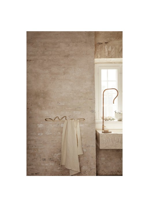 ferm LIVING Curvature handdoekhaak van messing - voorkant 2 goud