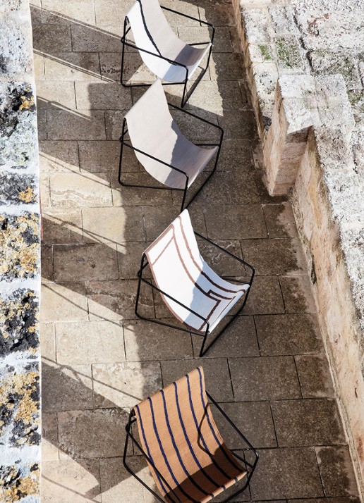ferm LIVING Desert fauteuil zwart onderstel - voorkant 3 zand