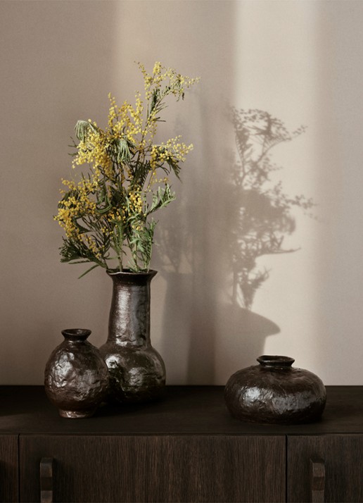ferm LIVING Doro Small vaas 11,5 cm - voorkant 2 donkerbruin