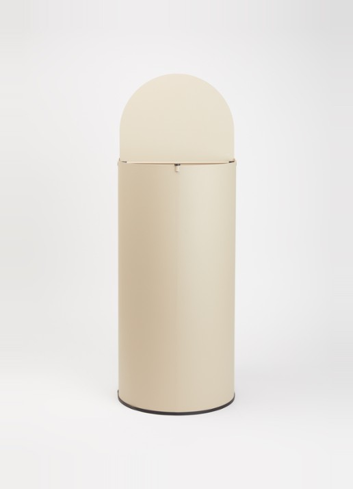 ferm LIVING Enkel prullenbak met deksel 40 liter - voorkant 2 beige