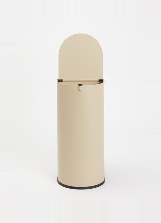 ferm LIVING Enkel prullenbak met deksel 6,6 L - voorkant 2 beige