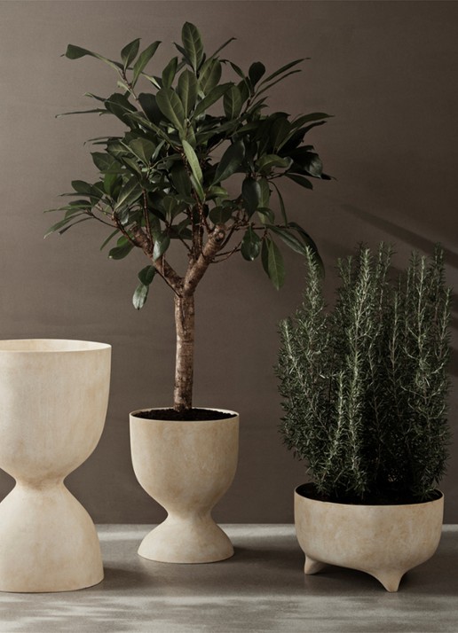 ferm LIVING Evoke bloempot van aardewerk voor binnen en buiten 26,2 x Ø44,3 cm - achterkant zand