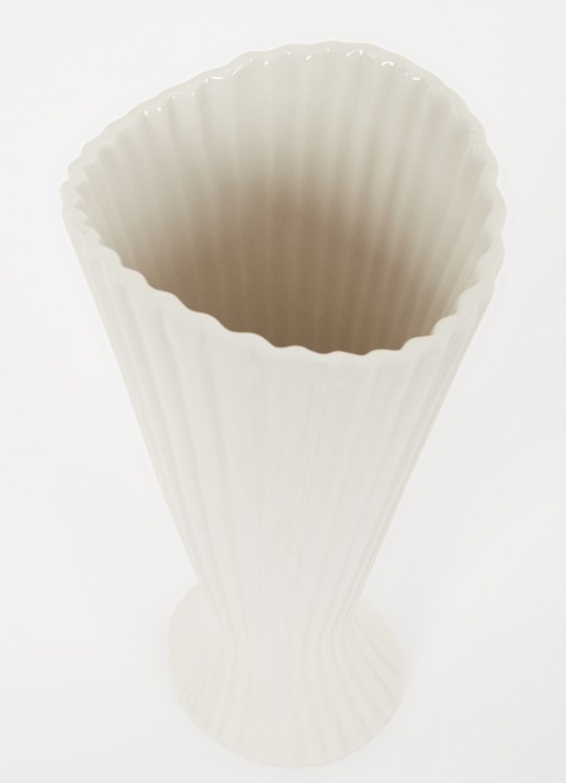 ferm LIVING Fountain vaas 23 cm - voorkant 2 gebroken wit