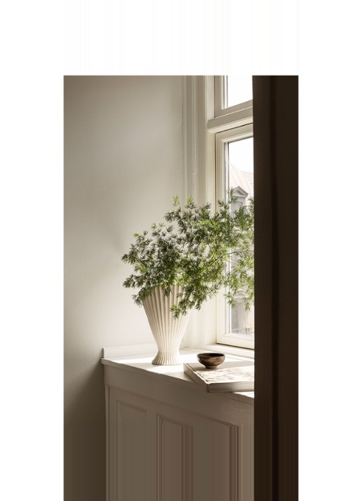 ferm LIVING Fountain vaas 31 cm - voorkant 2 gebroken wit