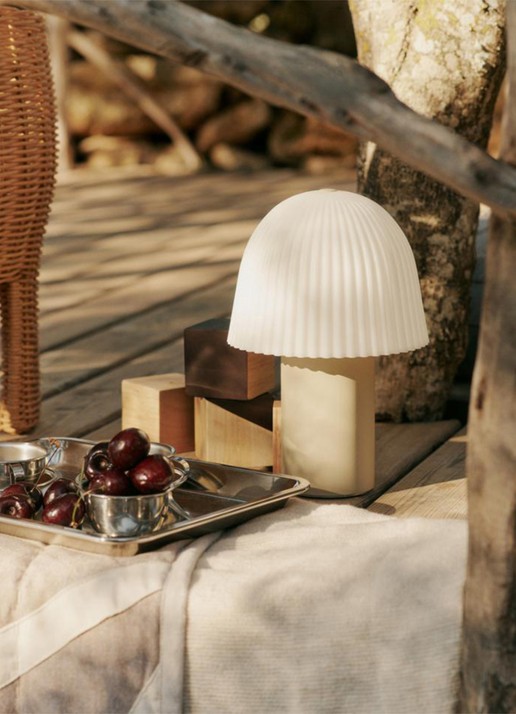 ferm LIVING Frill port tafellamp 22 cm - voorkant 2 gebroken wit