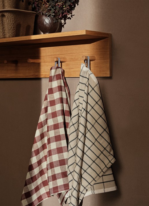 ferm LIVING Hale theedoek in linnenblend 70 x 50 cm - voorkant 2 roodbruin