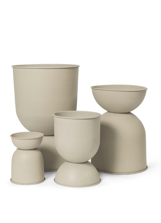 ferm LIVING Hourglass bloempot van gepoedercoat ijzer voor binnen Ø40 cm - detail donkerbeige