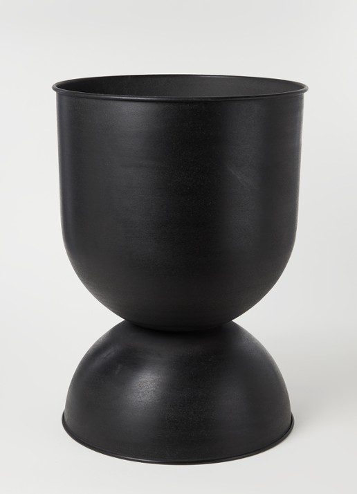 ferm LIVING Hourglass Medium sierpot voor binnen en buiten Ø40 cm - voorkant 2 zwart