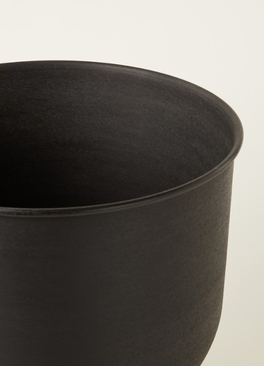 ferm LIVING Hourglass S bloempot voor binnen en buiten Ø30 cm - detail 3 zwart