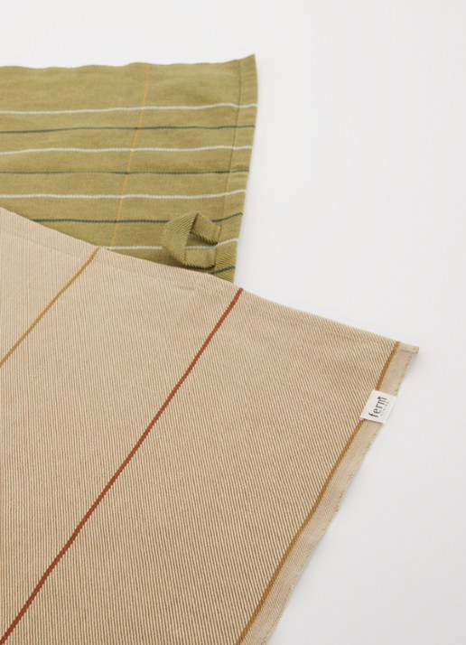ferm LIVING Ito theedoek van  katoen 70 x 50 cm set van 2 - voorkant 2 mosgroen