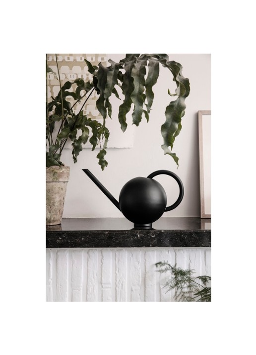 ferm LIVING Orb gieter 2 liter  - voorkant 3 zwart