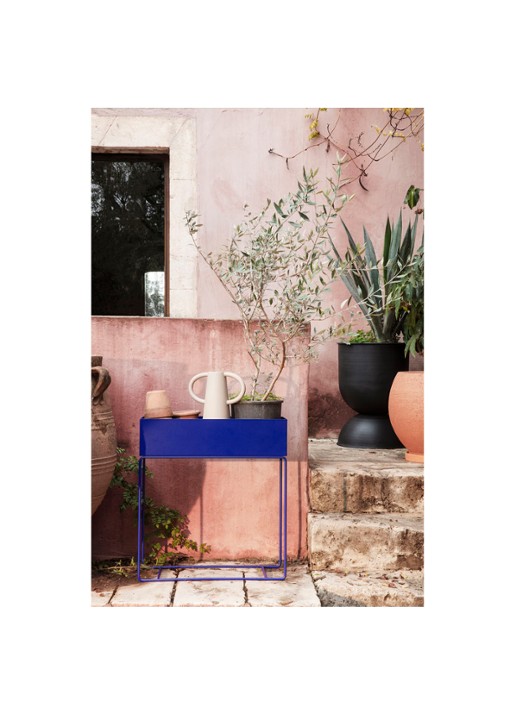 ferm LIVING Plant Box plantenbak van metaal voor binnen 25 x 60 cm - detail donkerblauw