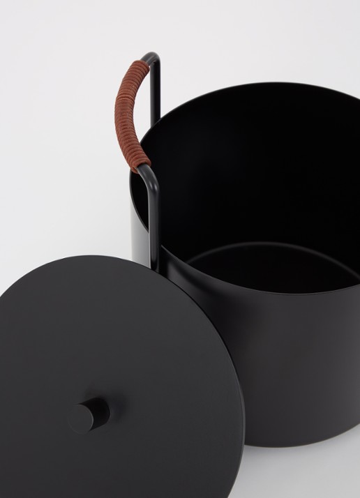 ferm LIVING Port aanmaakhout- en asemmer 25 cm - voorkant 2 zwart
