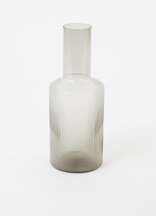 ferm LIVING Ripple Car karaf 0,9 liter - voorkant 3 lichtgrijs