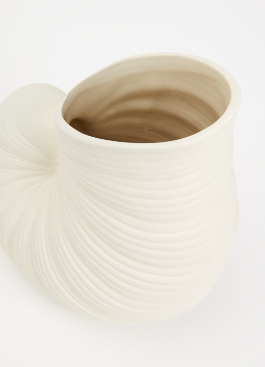 ferm LIVING Shell vaas 26,5 cm  - voorkant 2 gebroken wit
