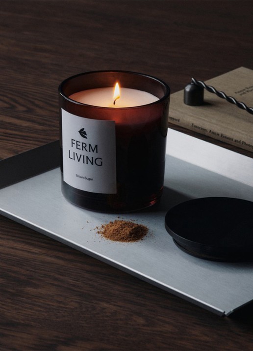 ferm LIVING Vitto geurkaars 830 gram - detail paars