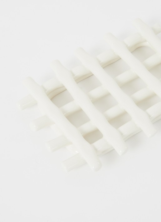 ferm LIVING Zeepschaaltje van keramiek 20 cm - voorkant 2 gebroken wit