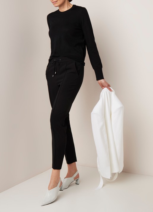 Filippa K Fiona cropped jogger van jersey - voorkant 3 zwart