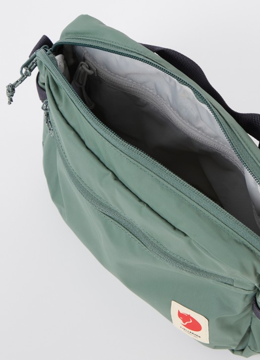 Fjällräven High Coast crossbodytas met logo - detail 2 lichtgroen