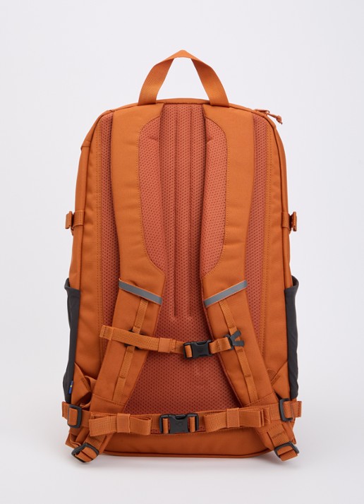 Fjällräven Skule 28 rugzak met 15 inch laptopvak - achterkant bruin