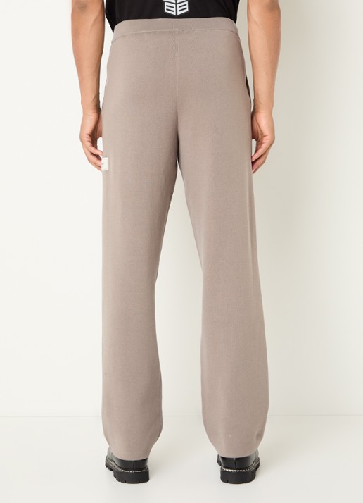 FLÂNEUR Atelier straight fit broek met logo en steekzakken - achterkant taupe