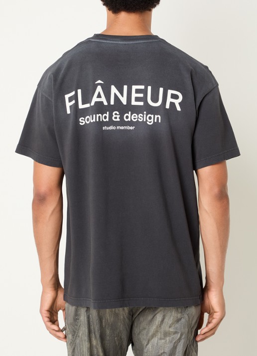 FLÂNEUR Sound & Design Studio Member T-shirt met logo- en backprint - detail 4 antraciet