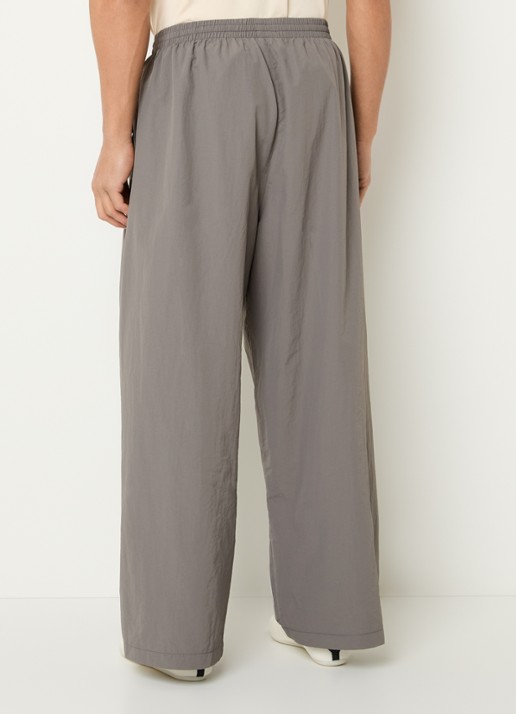 FLÂNEUR Wide fit trackpants met logo en steekzakken - achterkant grijs