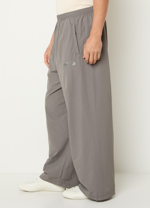 FLÂNEUR Wide fit trackpants met logo en steekzakken - detail 5 grijs