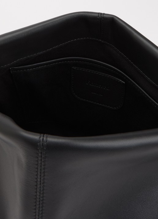 Flattered Clay clutch van kalfsleer - detail 2 zwart