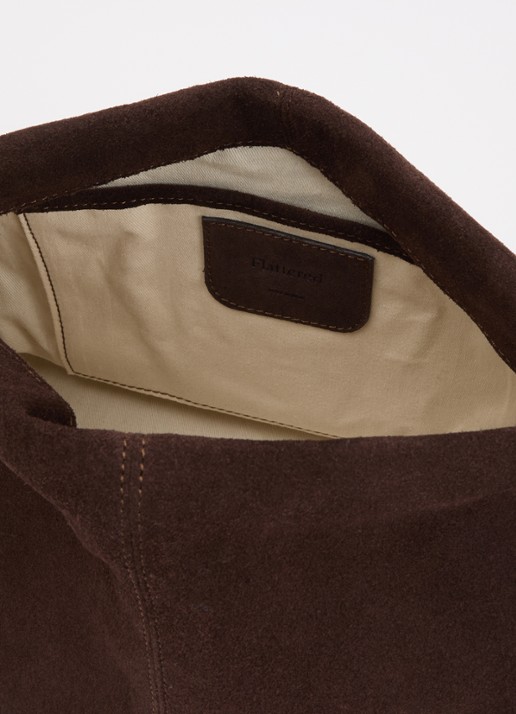 Flattered Clay clutch van kalfssuède - detail donkerbruin
