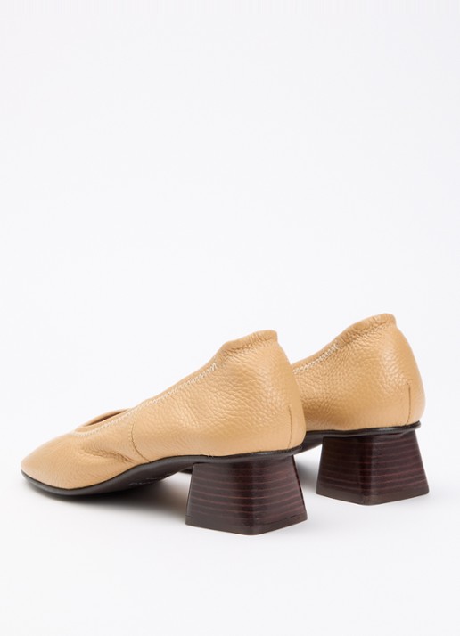 Flattered Zac pump van lamsleer - achterkant 5 camel