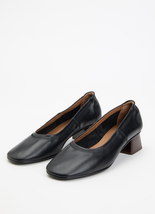 Flattered Zac pump van lamsleer - detail 3 zwart