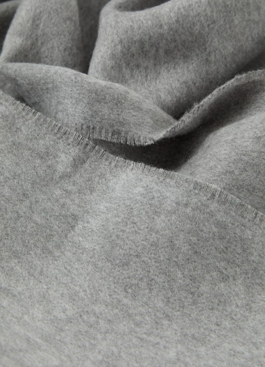 Fraas Sjaal met franjes 200 x 35 cm  - detail 2 middengrijs