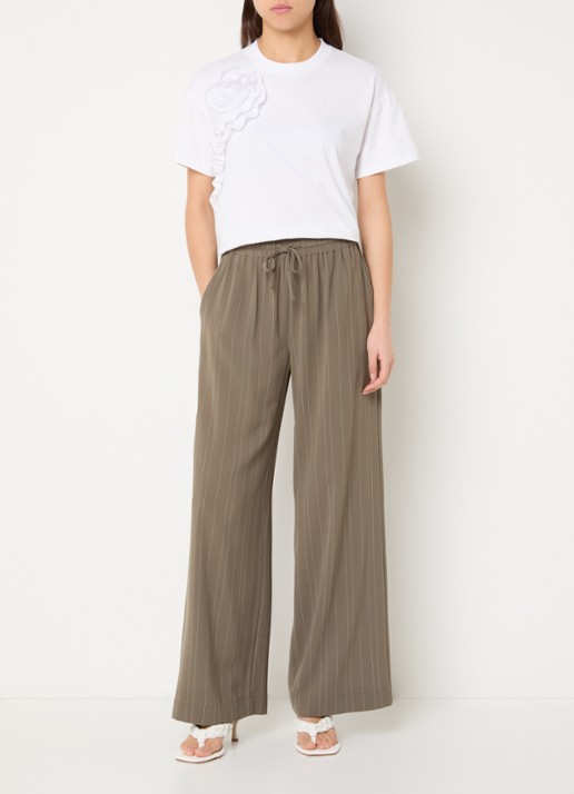 French Connection Rosette Ruffle T-shirt met applicatie - voorkant 3 wit
