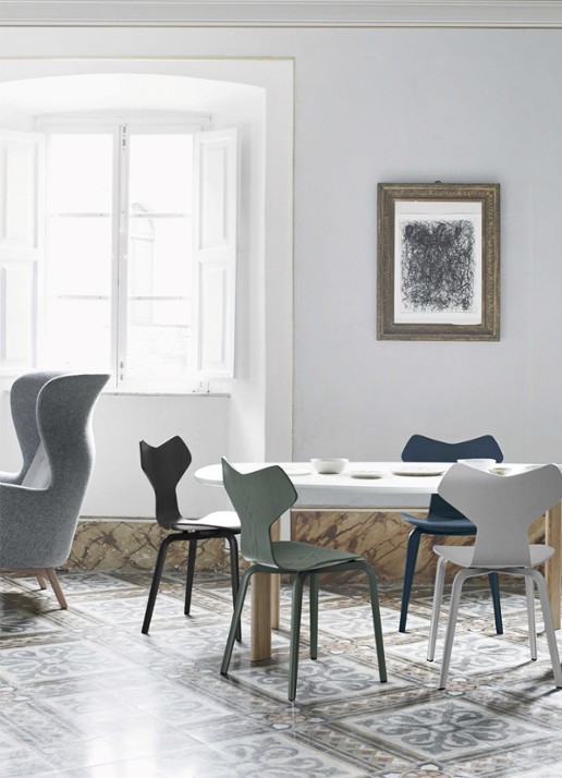 Fritz Hansen Grand Prix Chair Wood stoel gekleurd essen - voorkant 3 zwart